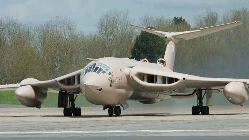 Handley Page, Victor, XM715, HP.123, bomber, tanker, aircraft, Royal Air Force, landing (horizontal)