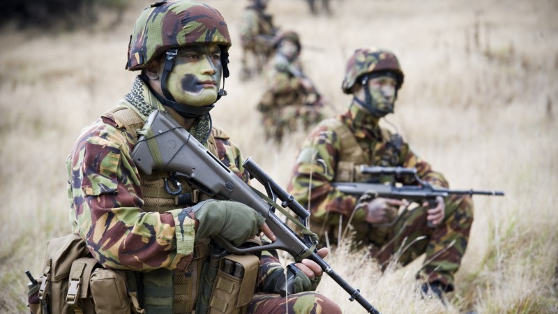 New Zealand Army, Steyr AUG, soldier, assault rifle, camo, F88, A1, 2RAR (horizontal)