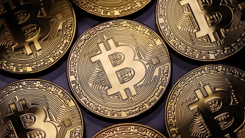 Bitcoin, gold, 4K (horizontal)
