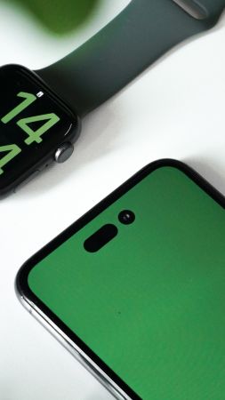 iPhone 14, Apple September 2022 Event (vertical)